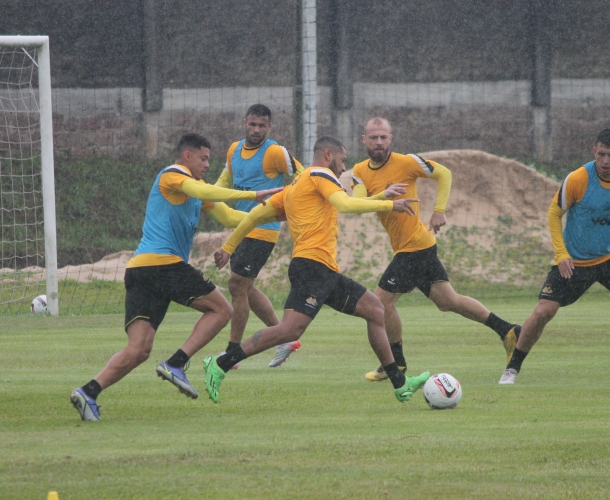 Início de semana com treino em dois períodos