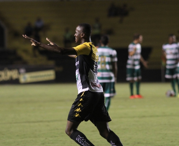 Jefferson dedica gol à família