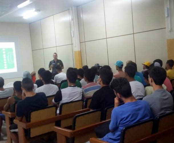 Jogadores da base acompanham palestras