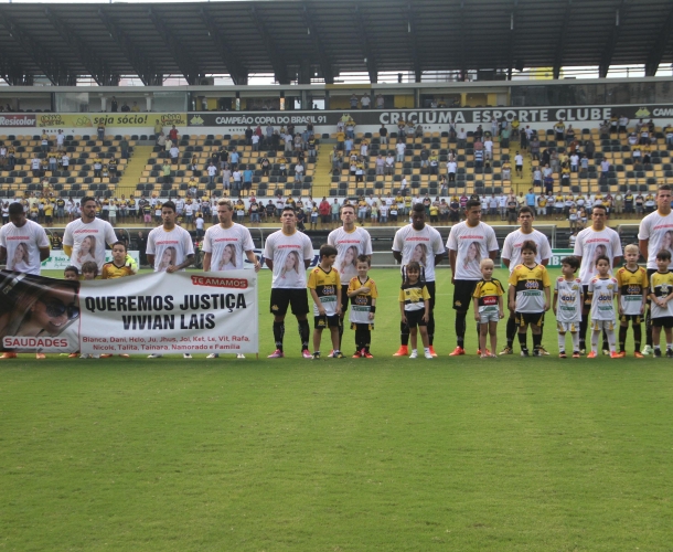 Jogadores homenageiam jovem