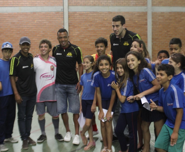 Jogadores participam de evento em escola
