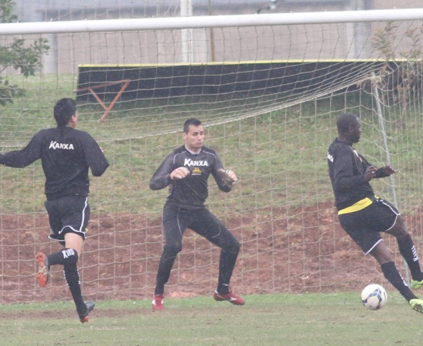 Jogadores treinam finalização no CT
