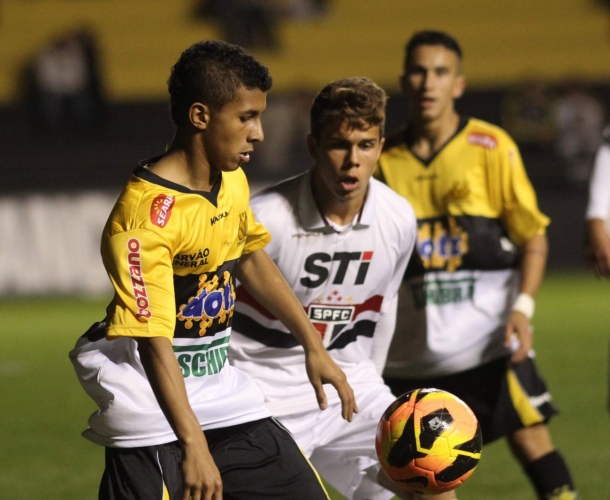 Juvenil luta, mas é desclassificado