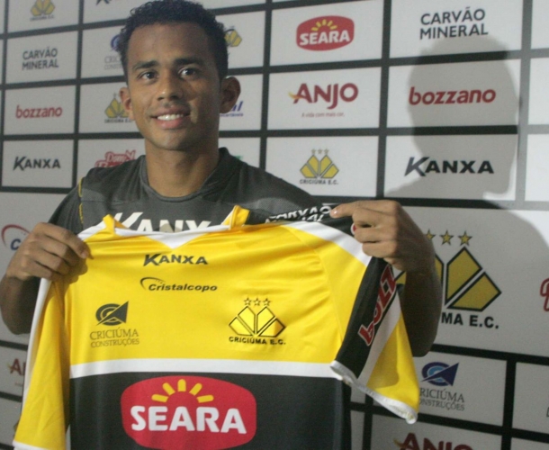 Lateral se apresenta no Tigre