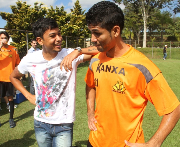 Lucca visita treino do Tigre