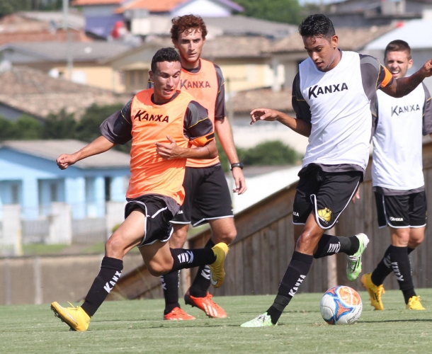 Luizinho comanda treino tático no CT