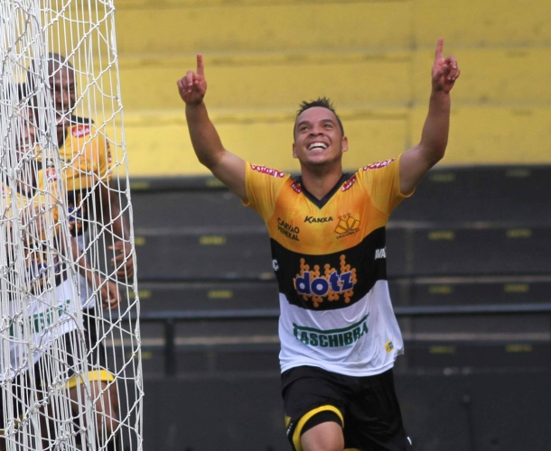 Lulinha feliz com golaço e a vitória