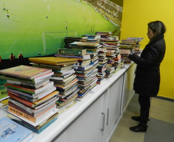 Mais de 500 livros arrecadados em amistoso