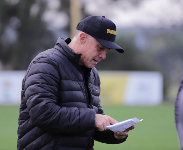 Manhã de atividade técnica e tática no CT