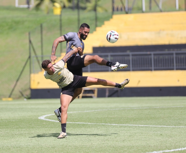 Manhã de treinamento coletivo com o Sub-20