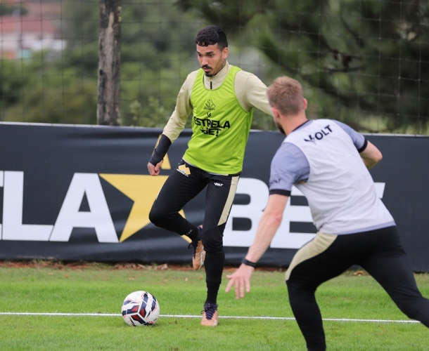 Manhã de treinamento tático no CT