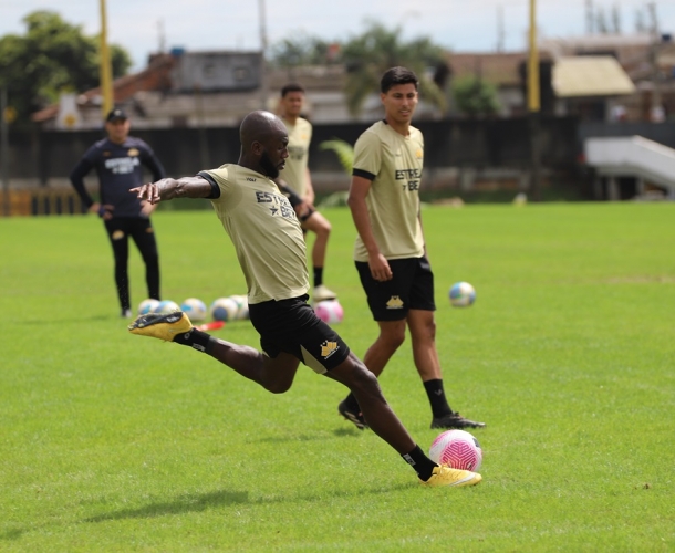 Manhã de treinamento técnico e tático