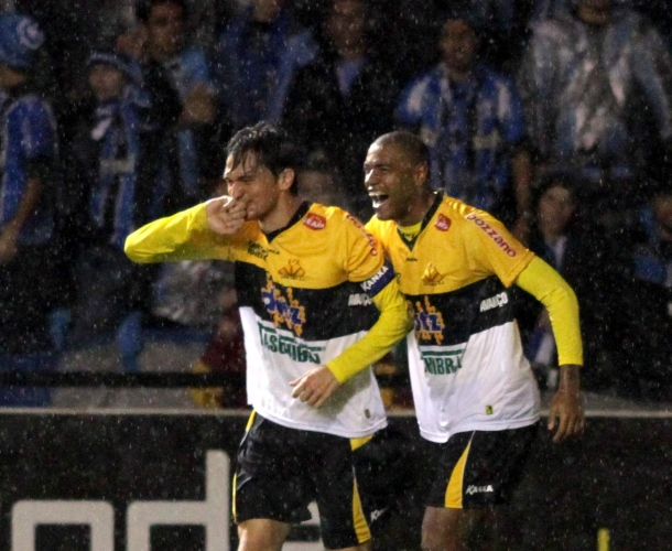 Matheus Ferraz vibra com gol da vitória