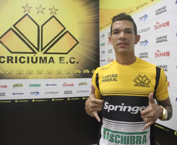 Meia é apresentado oficialmente no Tigre