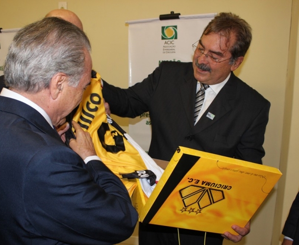 Michel Temer recebe camisa do Tigre