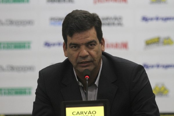 Moacir Júnior é apresentado oficialmente