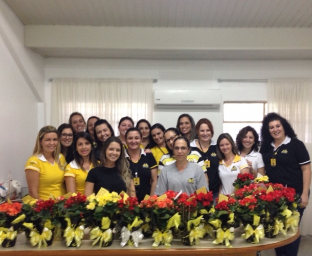 Mulheres do Criciúma recebem flores 