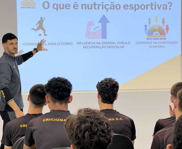 Nutricionista do clube palestra para o Sub-17