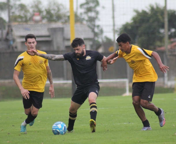 Profissionais enfrentam o Sub-20 em jogo-treino