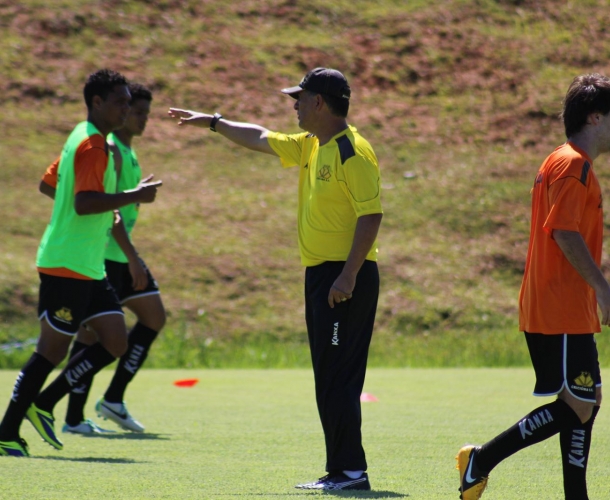 Sob forte calor, Tigre faz trabalho tático