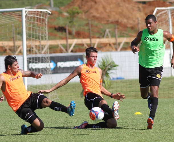 Sob forte calor, Tigre treina parte física e técnica