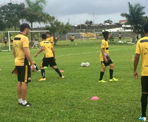 Sub-11 e Sub-13 realizam jogos-treino no CT
