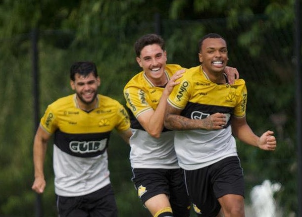 Sub-20 vence o Carlos Renaux e segue na liderança