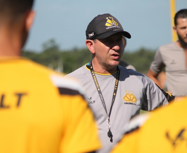 Tencati comanda treino técnico e tático