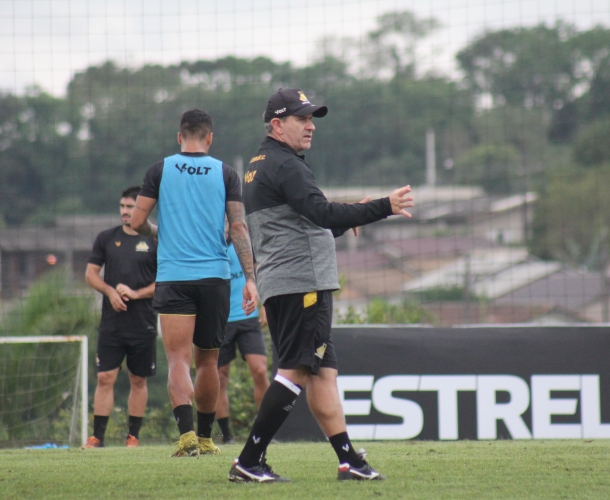Tencati faz trabalho tático no CT