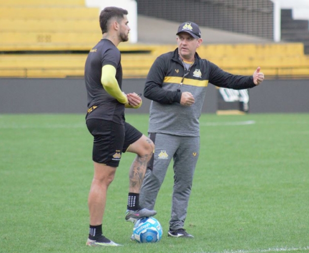 Tencati faz treino tático no Majestoso