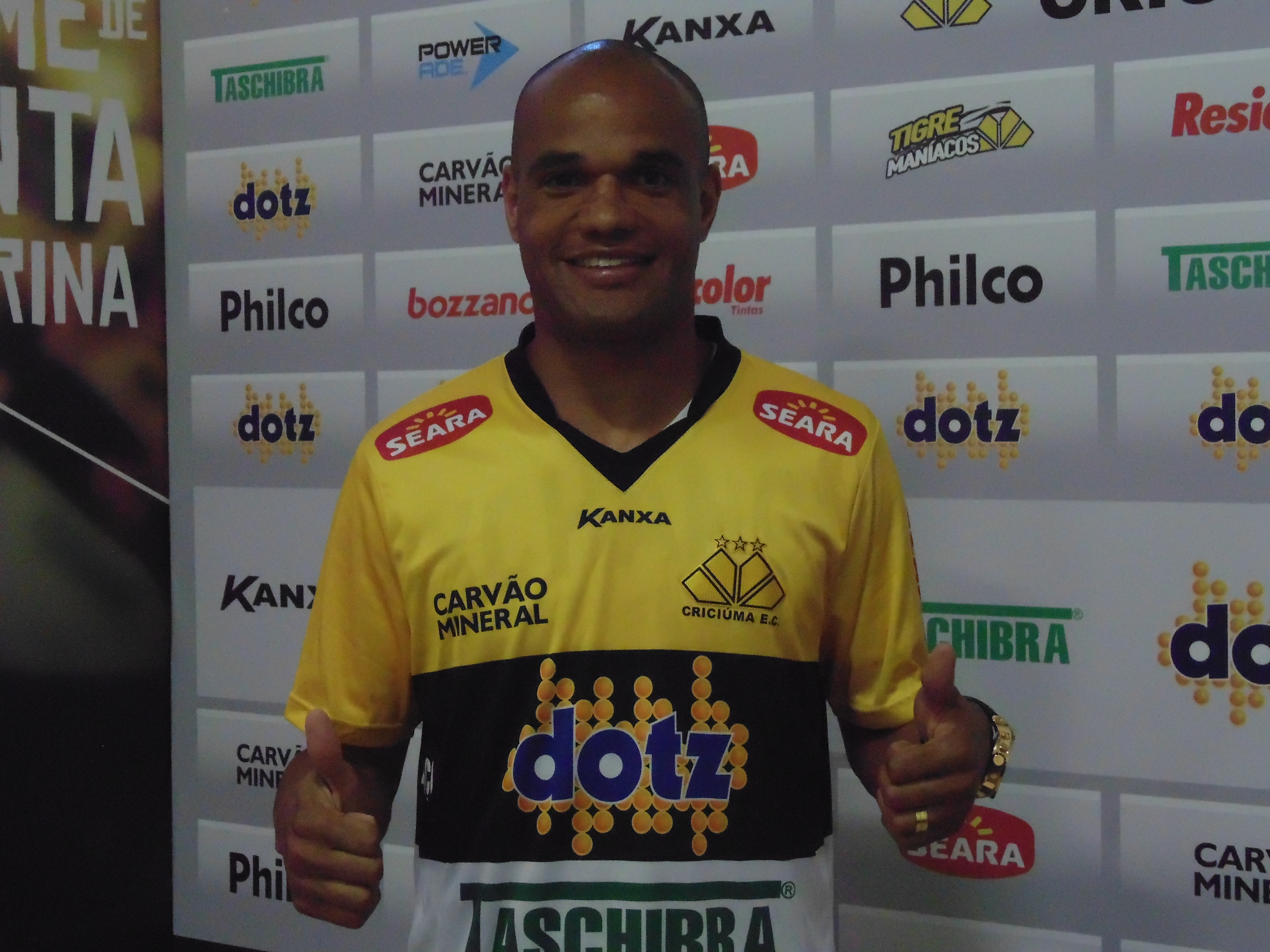 Tigre apresenta atacante Weldon