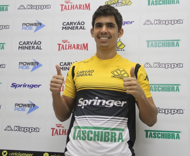 Tigre apresenta meia Natan