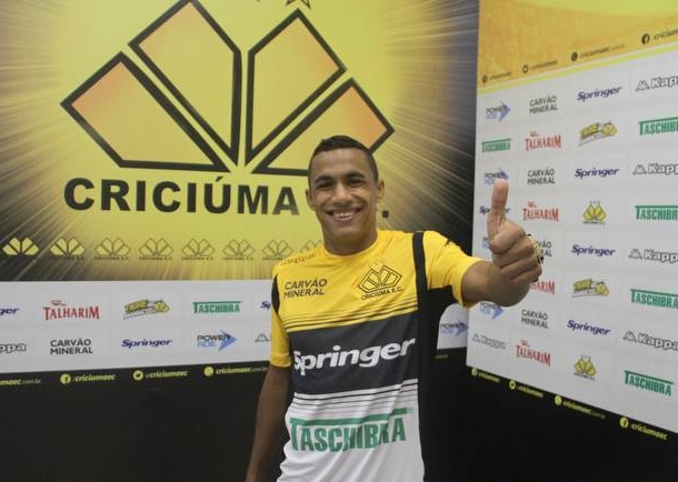Tigre apresenta novo lateral direito