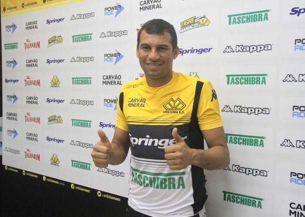 Tigre apresenta oficialmente Neto Baiano