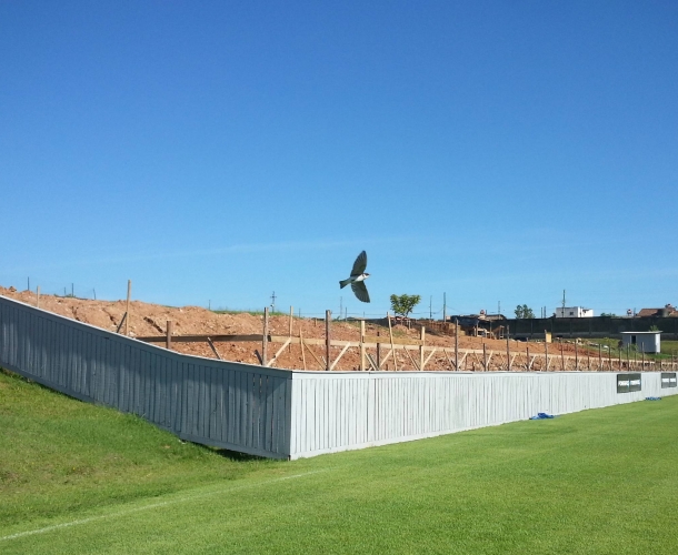 Tigre constrói arquibancada em campo do CT