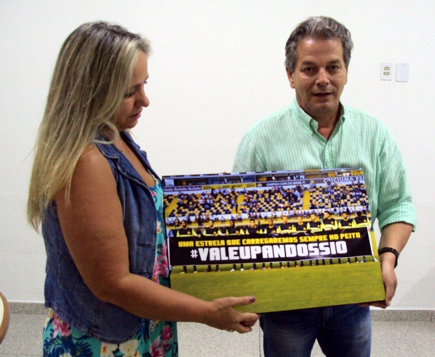 Tigre entrega camisa e pôster para a família de Alexandre