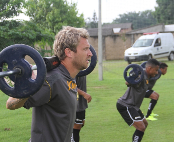 Tigre faz atividade técnica e de força