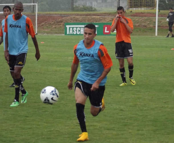 Tigre faz coletivo no CT