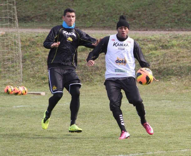 Tigre faz treino coletivo no CT