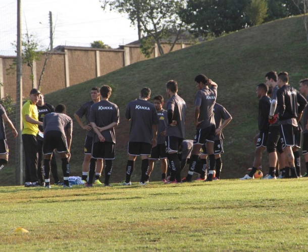 Tigre faz treino com dois grupos