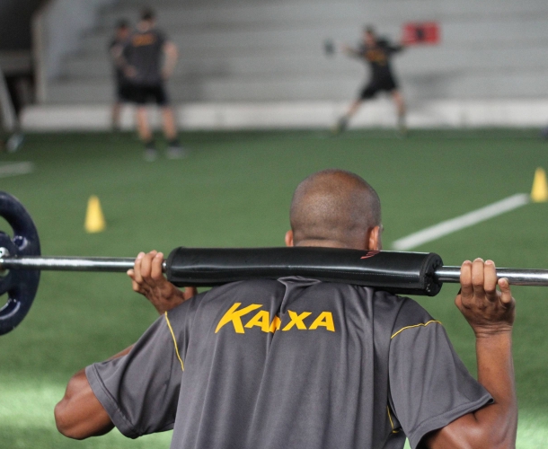 Tigre faz treino de força em circuito