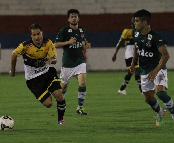 Tigre luta, mas perde fora de casa para o Goiás