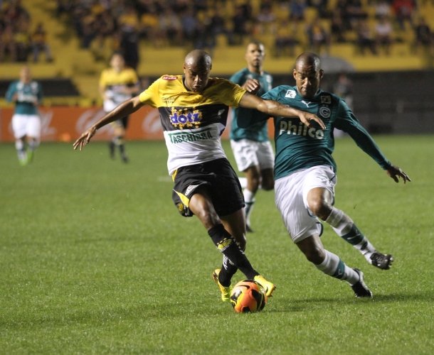 Tigre luta muito, mas fica no empate