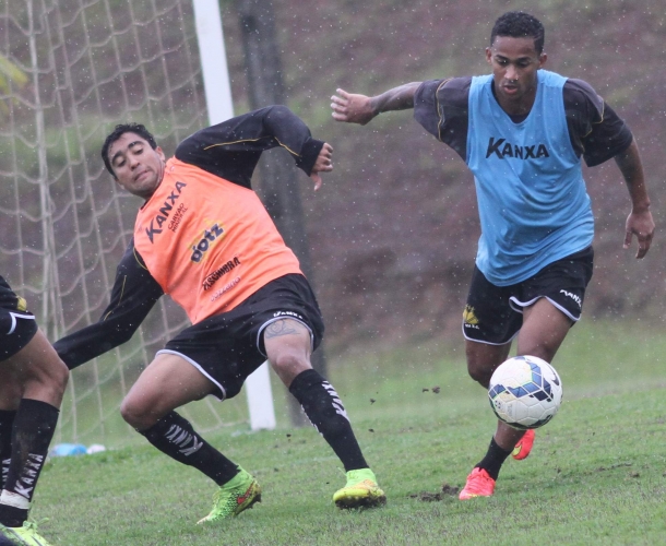 Tigre realiza treino físico e tático