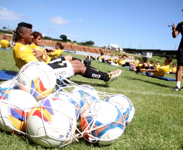 Tigre realiza treino físico no CT