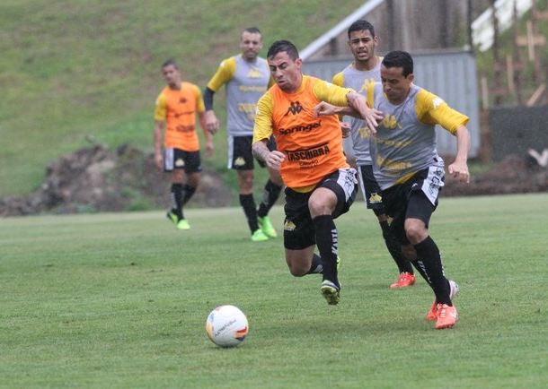 Tigre realiza treino tático e de chutes a gol