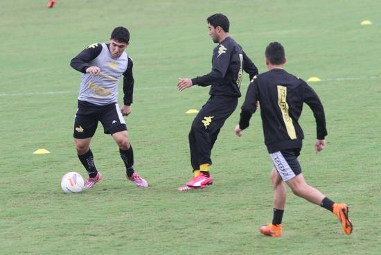 Tigre realiza treino técnico na chuva