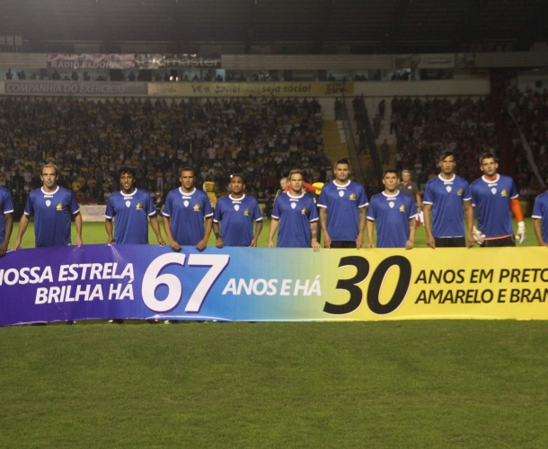 Tigre sobe ao gramado com camisas comemorativas