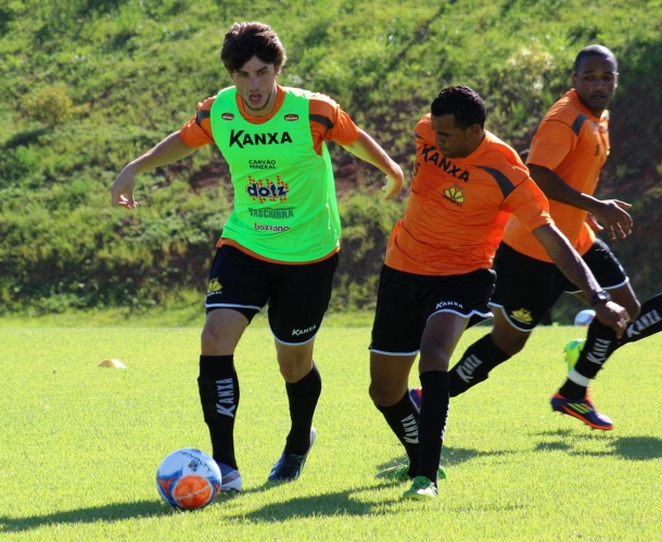 Tigre trabalha forte antes de jogo treino