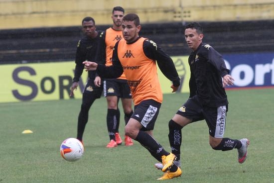 Tigre treina em tarde chuvosa no Majestoso